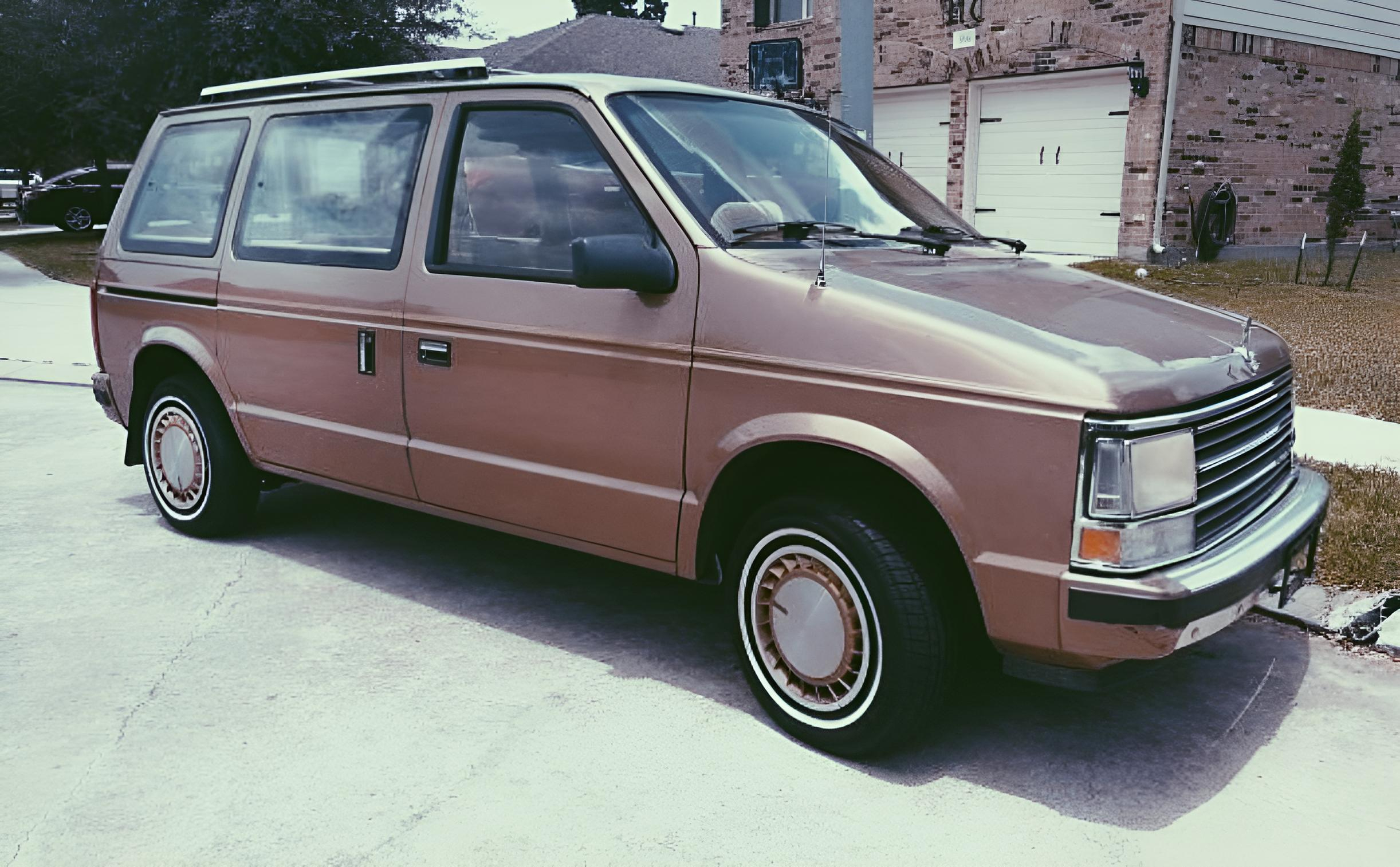 Dodge Caravan μπροστά σε σπίτι, βελτιωμένο με τεχνητή νοημοσύνη