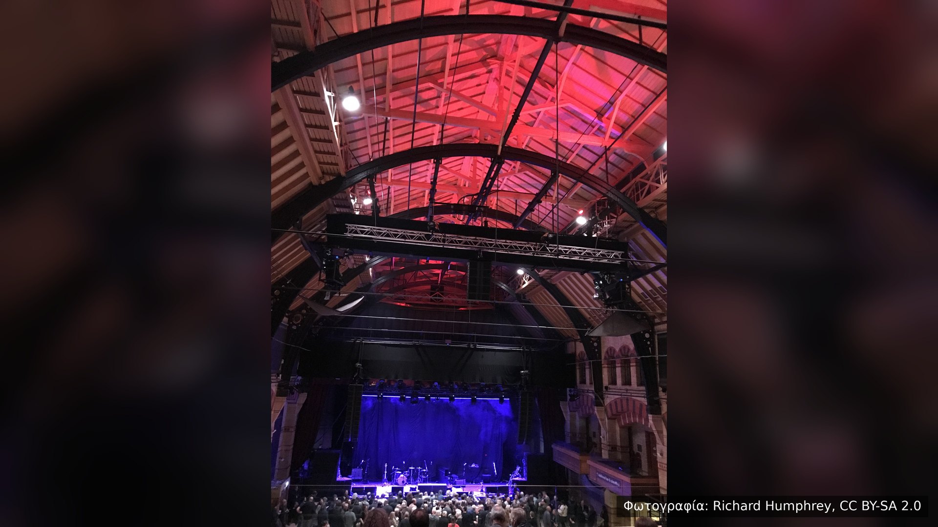Το εσωτερικό του Cambridge Corn Exchange κατά τη διάρκεια συναυλίας