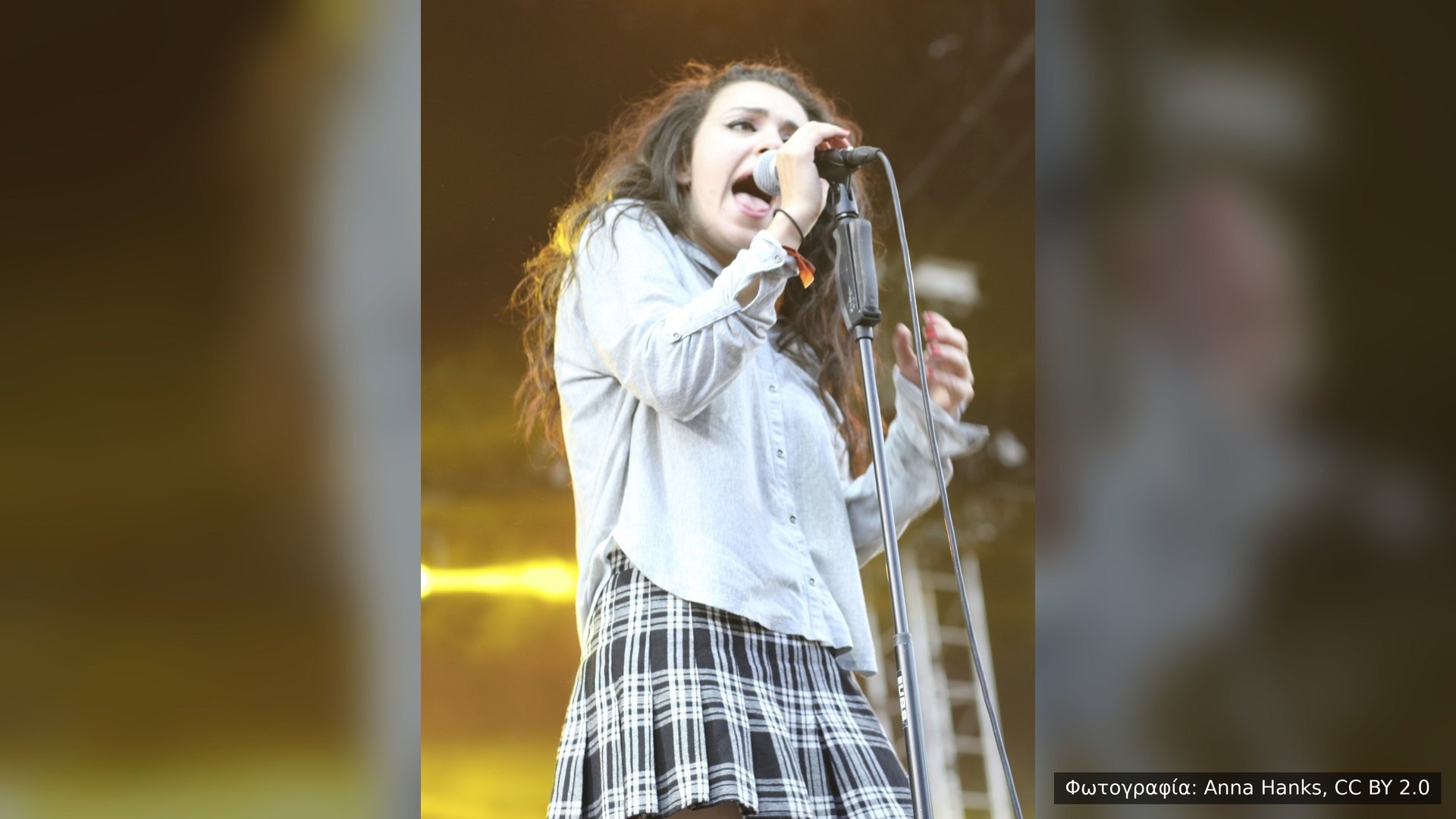 Η Charli XCX τραγουδά στο φεστιβάλ Positivus, το 2013