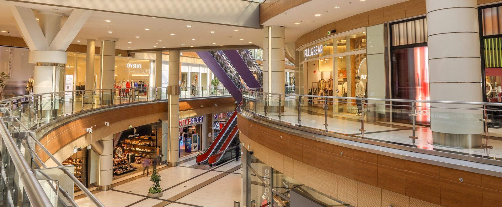 Το The Mall Athens: όροφοι με καταστήματα κάτω από την ίδια στέγη