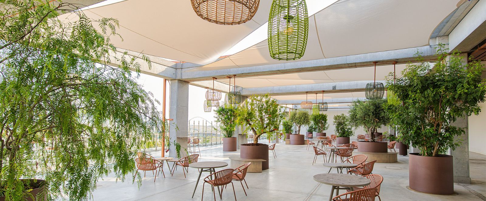The Mall Athens: η βεράντα Urban Garden στον επάνω όροφο, με καφέ και εστιατόρια
