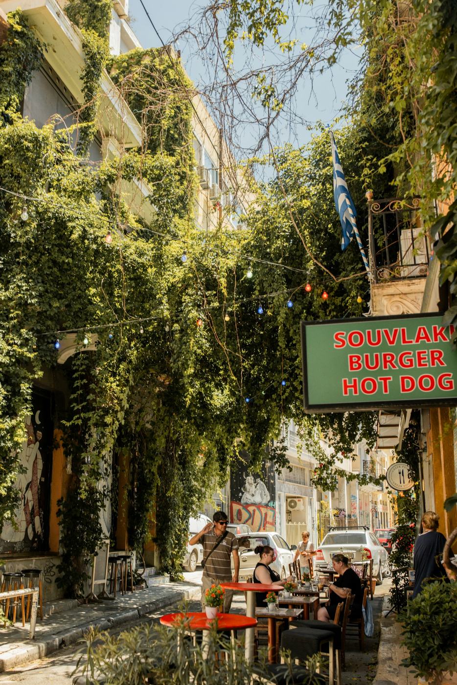 Φαγητό κάτω από τις κληματαριές σε ένα στενό του κέντρου
