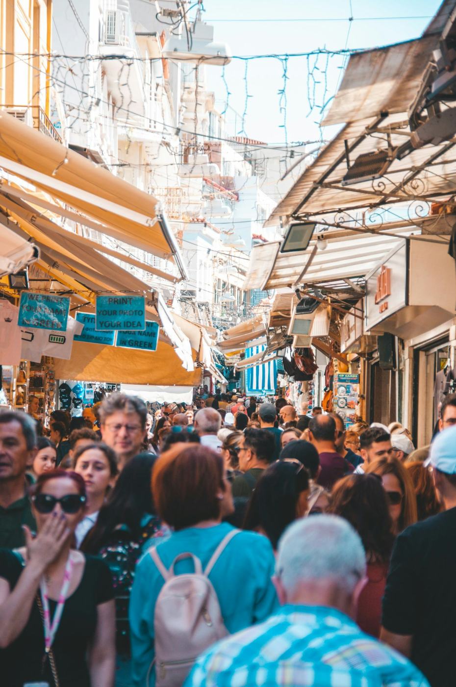 Τα στενά της αγοράς στο Μοναστηράκι, γεμάτα κόσμο