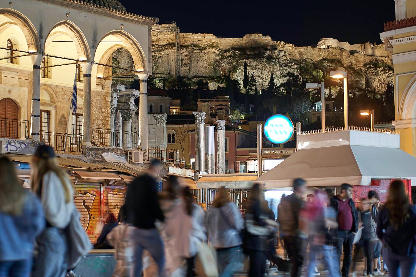 Το Μοναστηράκι τη νύχτα: κόσμος, φώτα και η Ακρόπολη