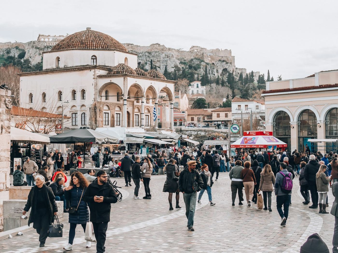 Η πλατεία Μοναστηρακίου σφύζει από ζωή κάτω από την Ακρόπολη