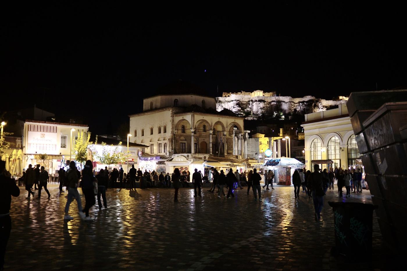 Η πλατεία Μοναστηρακίου τη νύχτα, με τη φωτισμένη Ακρόπολη από πάνω