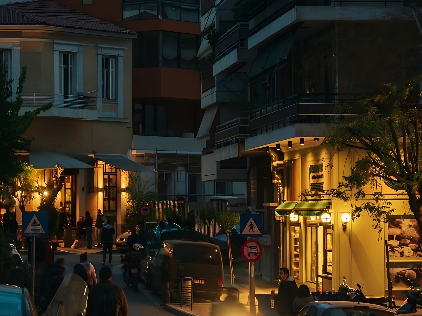 Οι δρόμοι του κέντρου ζωντανεύουν μόλις νυχτώσει
