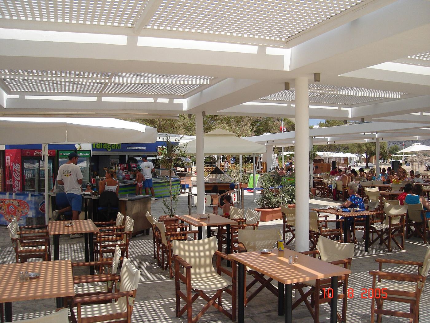 Ένα σκιερό beach bar στη Βάρκιζα