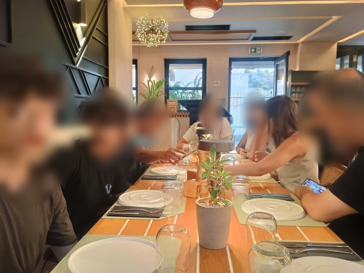 Όλη η ομάδα στο τραπέζι για βραδινό, στην Αθήνα