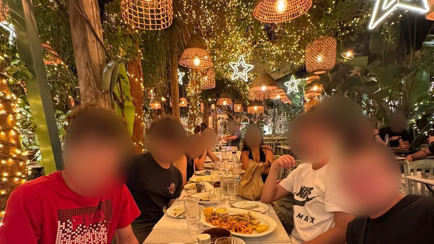 Βραδινό φαγητό όλοι μαζί σε μια ταβέρνα γεμάτη λαμπάκια στην Αθήνα