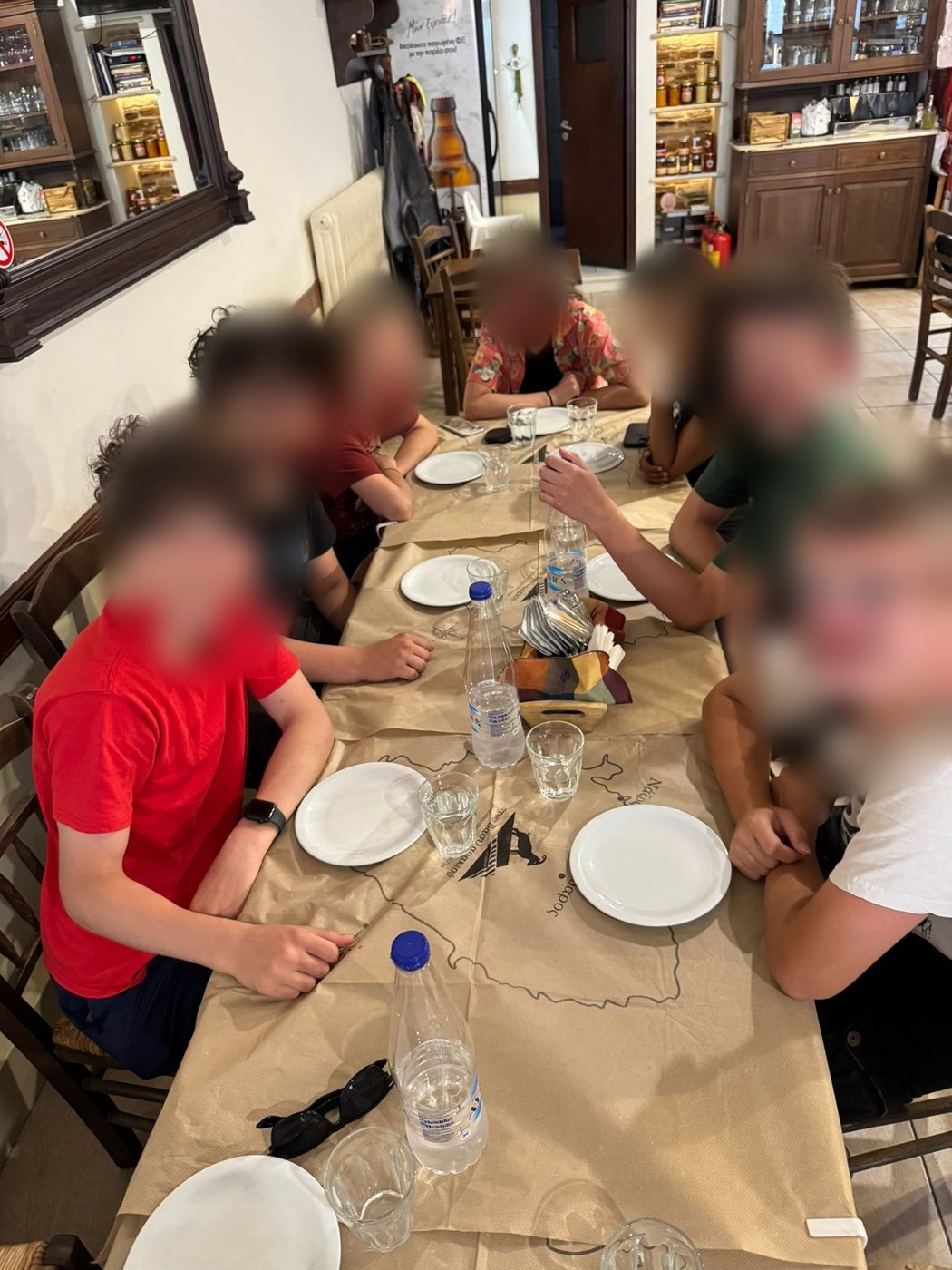Μεσημεριανό σε ψησταριά στο ορεινό χωριό Κυνίδαρος της Νάξου