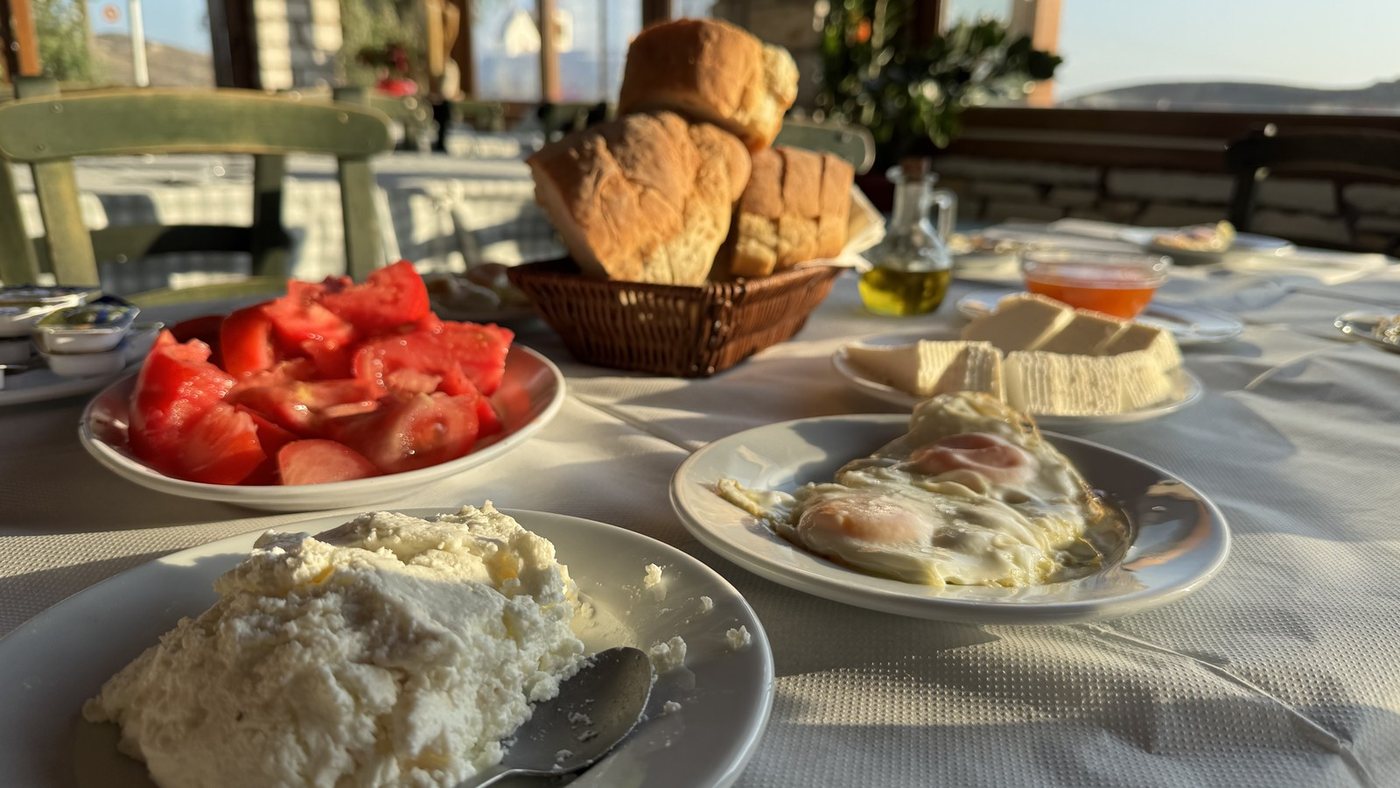 Τυπικό ναξιώτικο πρωινό: φρέσκο τυρί, τηγανητά αυγά, ντομάτες και χωριάτικο ψωμί
