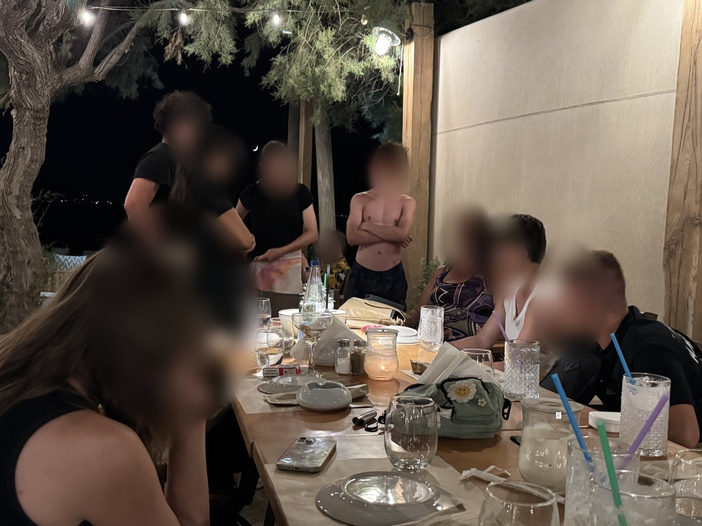 Δείπνο κάτω από τα δέντρα σε μια ζεστή καλοκαιρινή νύχτα, στη Νάξο