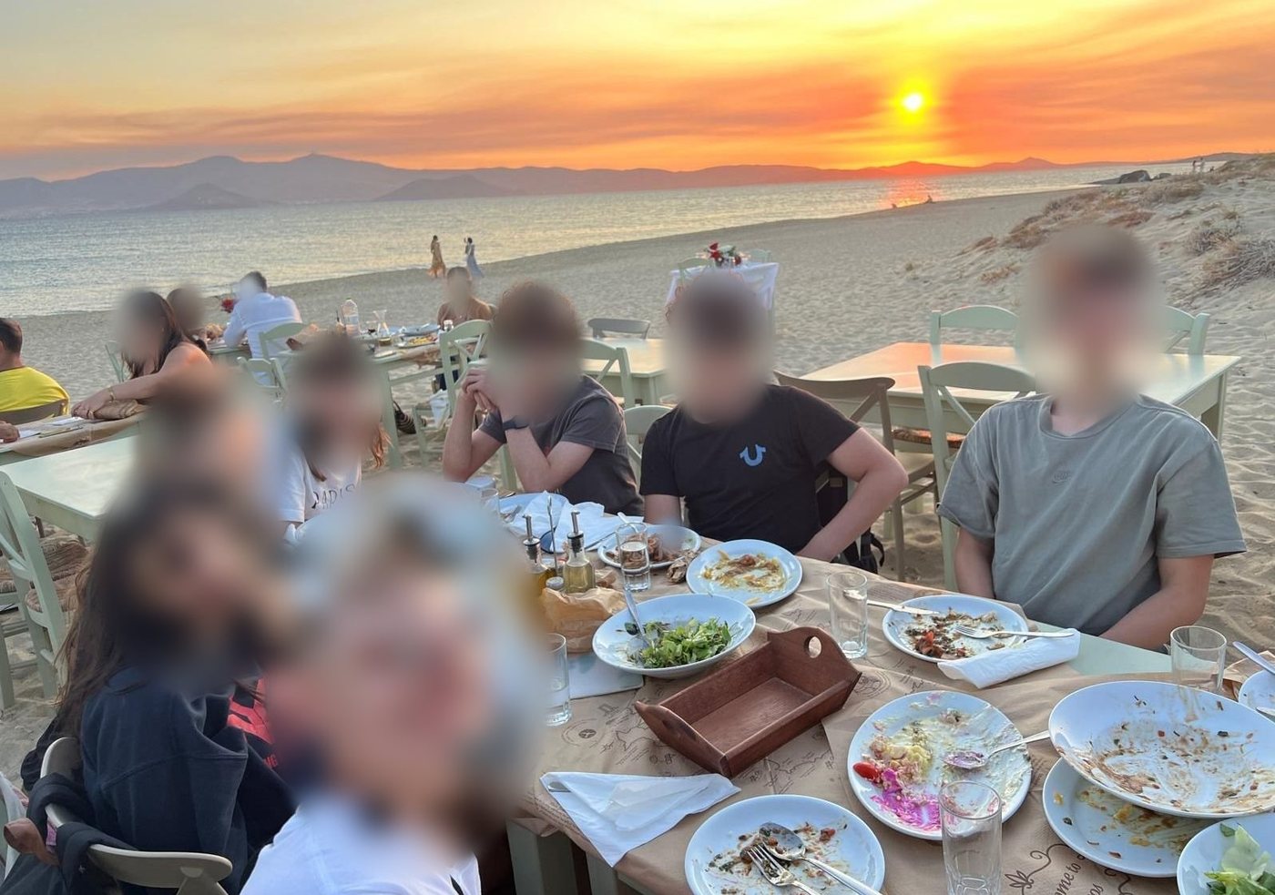 Δείπνο στην άμμο, στην παραλία Μαράγκας της Νάξου, την ώρα του ηλιοβασιλέματος