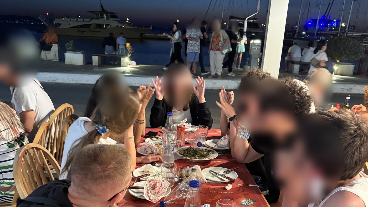 Σουβλάκια και γύρος στην παραλία της Χώρας της Νάξου το βράδυ