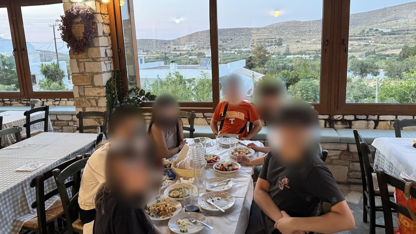 Βραδινό όλοι μαζί σε ταβέρνα με θέα, στη Νάξο