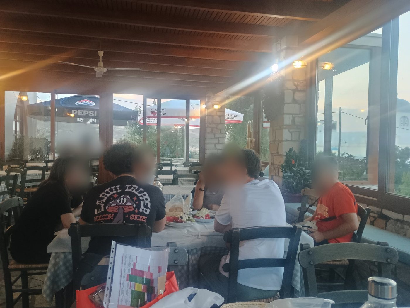 Χωριάτικες σαλάτες και ψωμί σε ταβέρνα, στη Νάξο