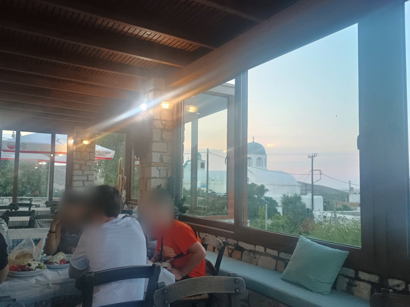 Τραπέζι δίπλα στο παράθυρο μιας ταβέρνας στο ηλιοβασίλεμα, στη Νάξο