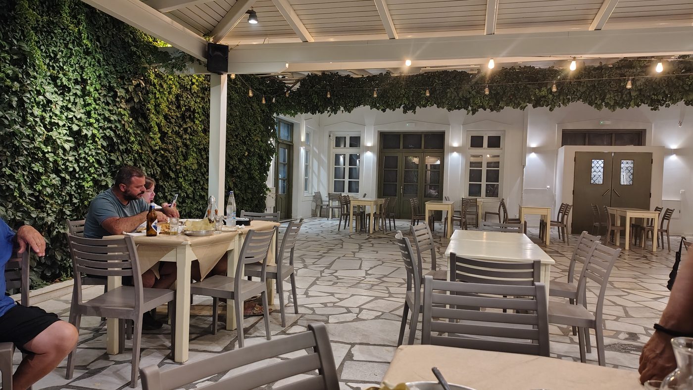 Μια σκιερή αυλή ταβέρνας στο χωριό Ποταμιά της Νάξου