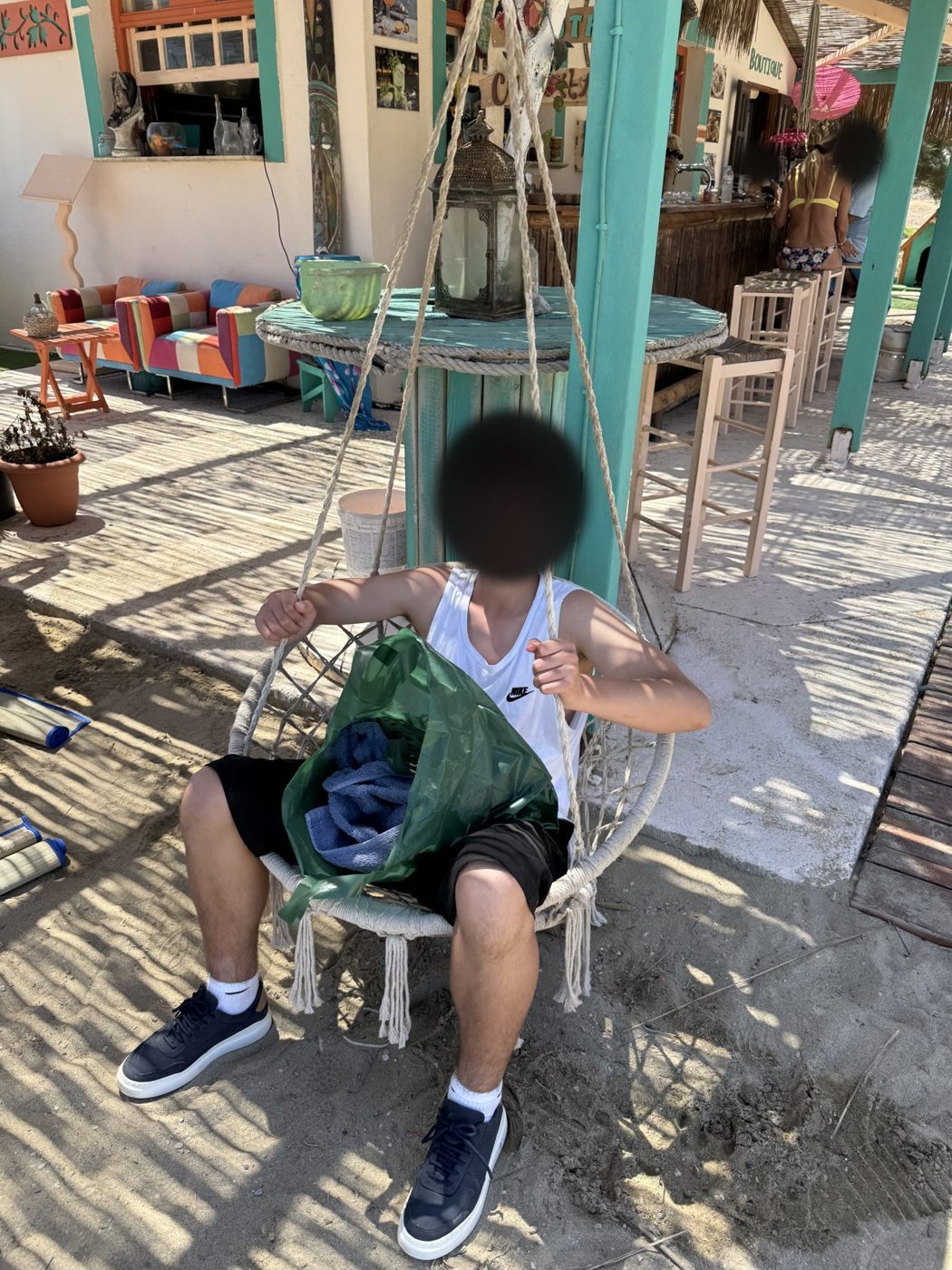 Κρεμαστή καρέκλα στο beach bar