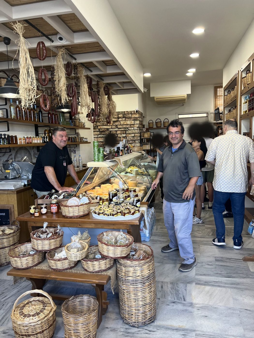 Αλλαντοπωλείο στη Χώρα που πουλά το τυρί της οικογένειας Σιδέρη