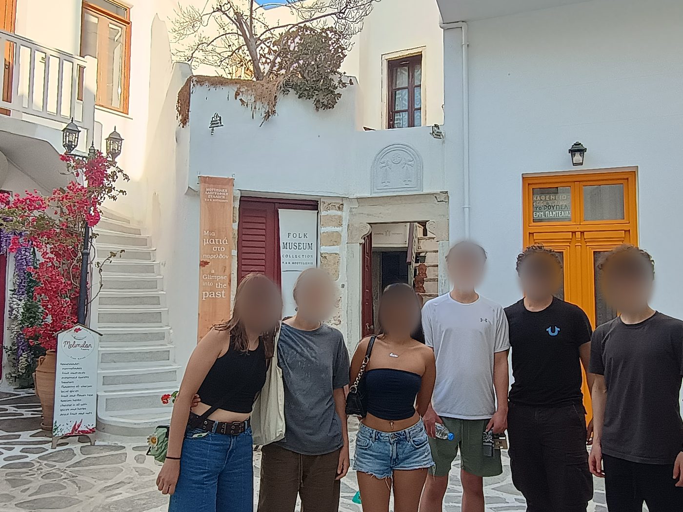 Μαθητές στα λευκά σοκάκια του Κάστρου, έξω από το λαογραφικό μουσείο
