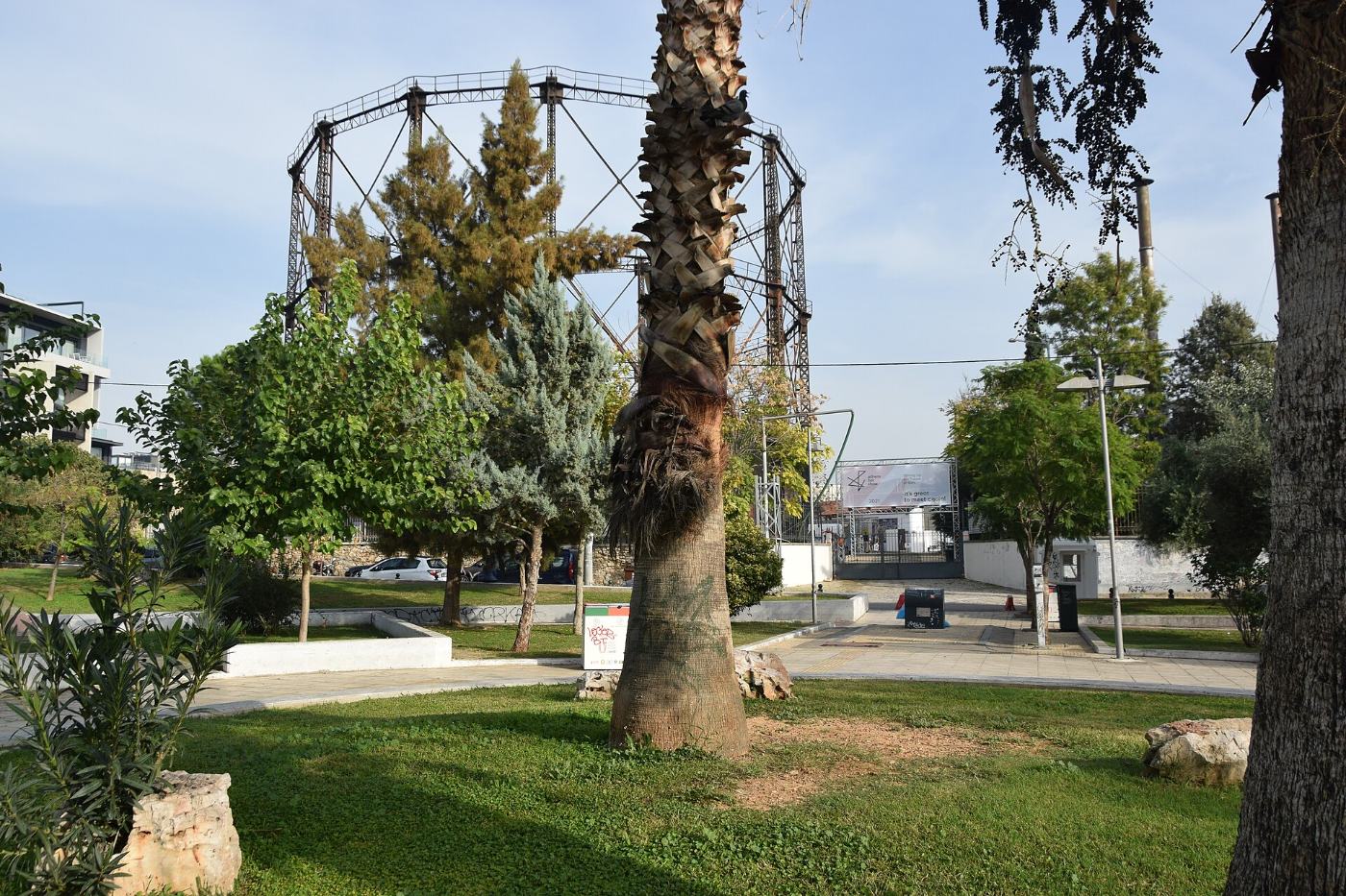 Η πλατεία δίπλα στην Τεχνόπολη τη μέρα, με το γκαζόμετρο πίσω