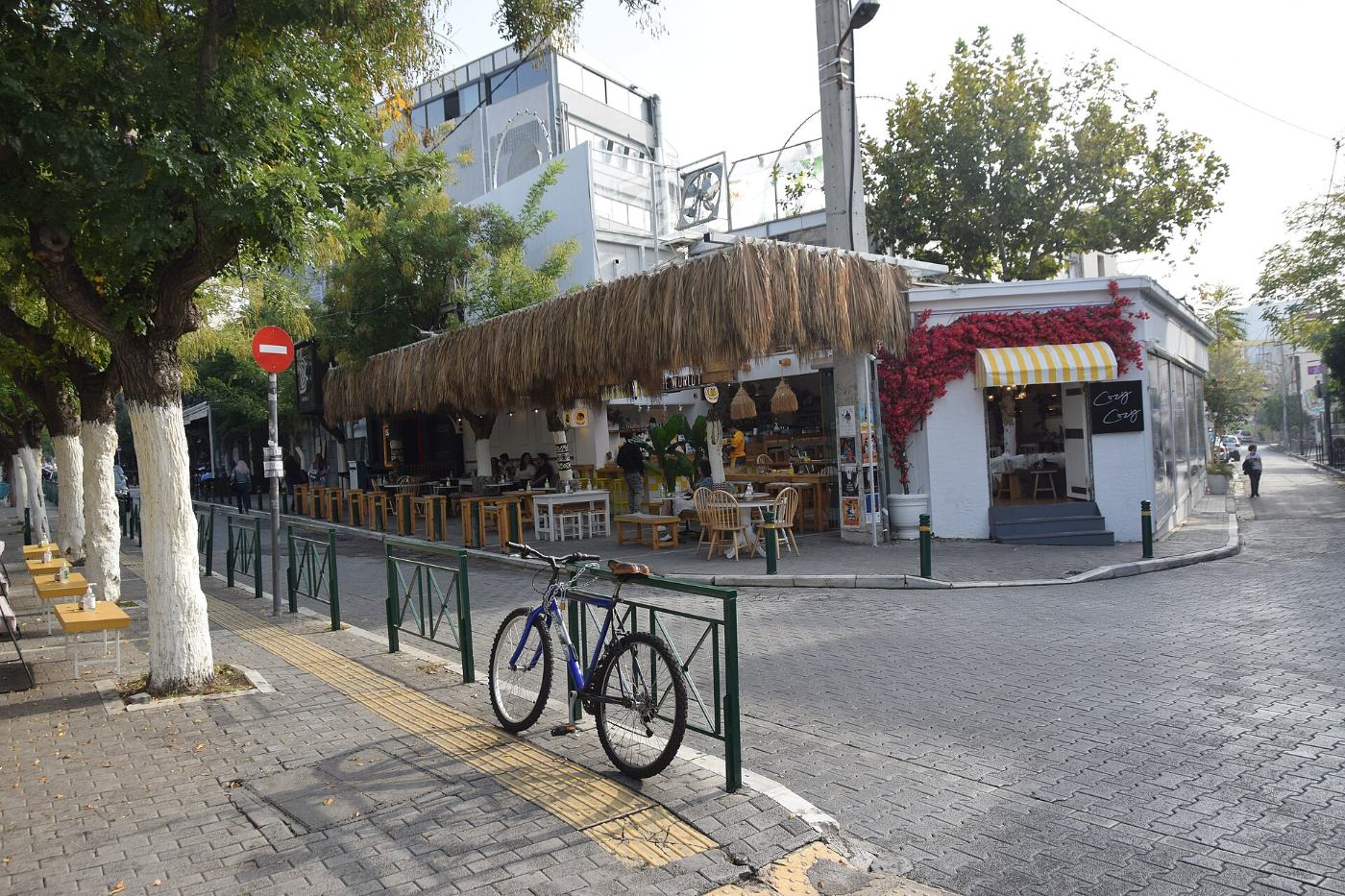Γωνιά με καφέ στους δρόμους του Γκαζιού