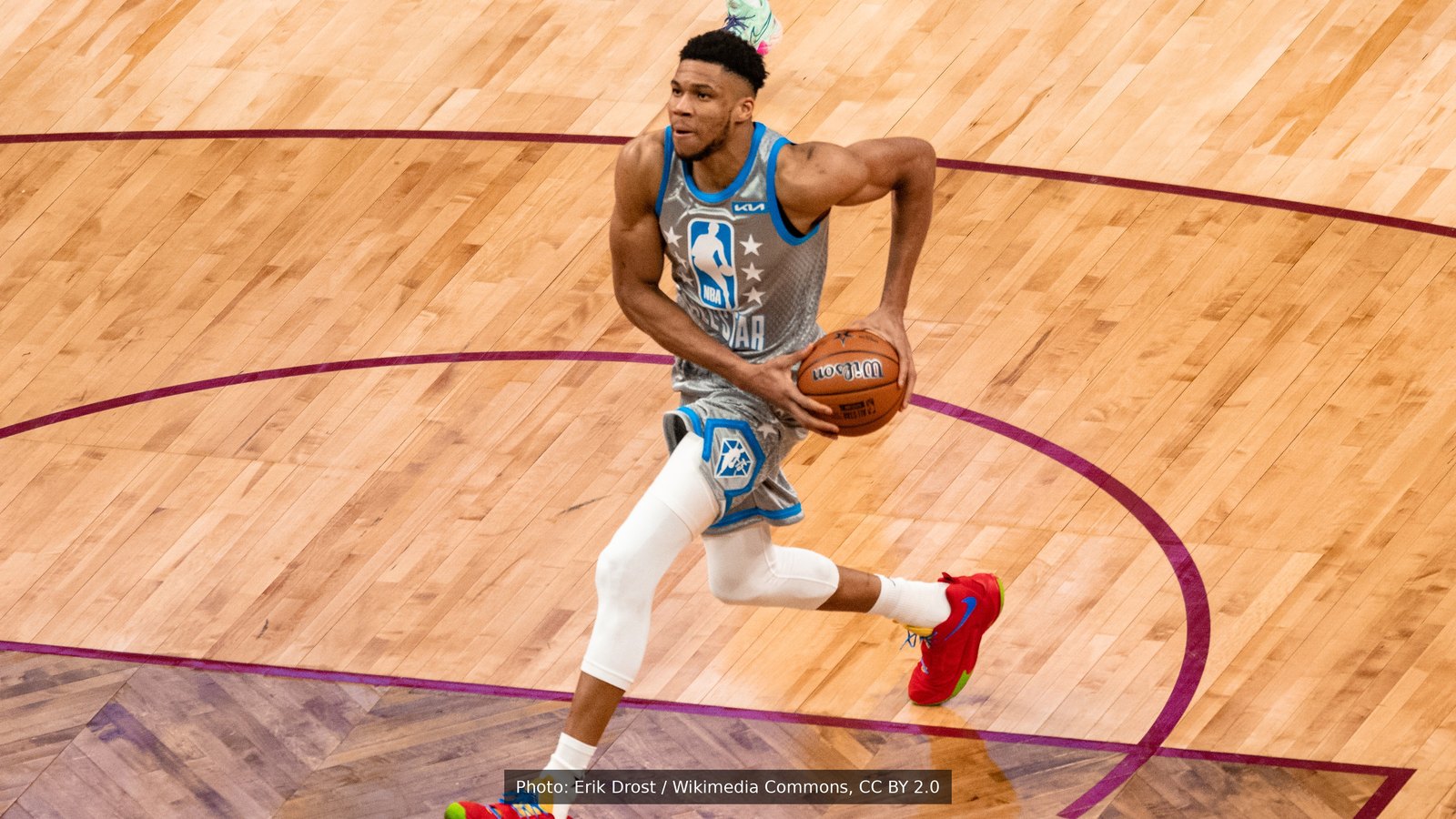 Ο Giannis Antetokounmpo πηγαίνει για καλάθι στο NBA All-Star Game